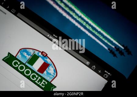 Rome, Italie. 02 juin 2021. Le moteur de recherche Google célèbre le 2 juin, la fête de la République italienne, avec un doodle animé: Le drapeau italien agitant dans le ciel bleu. Au-dessus du cadre le nombre 75, l'année de la République italienne dans la photo le Google dooodle avec le fond un pc avec des flèches tricolores. (Photo par Andrea Ronchini/Pacific Press) crédit: Pacific Press Media production Corp./Alay Live News Banque D'Images