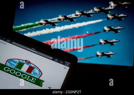 Rome, Italie. 02 juin 2021. Le moteur de recherche Google célèbre le 2 juin, la fête de la République italienne, avec un doodle animé: Le drapeau italien agitant dans le ciel bleu. Au-dessus du cadre le nombre 75, l'année de la République italienne dans la photo le Google dooodle avec le fond un pc avec des flèches tricolores. (Photo par Andrea Ronchini/Pacific Press) crédit: Pacific Press Media production Corp./Alay Live News Banque D'Images