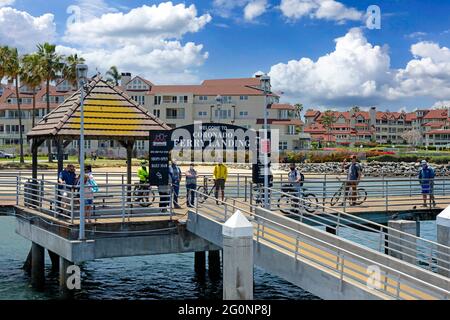 Personnes attendant à la zone d'atterrissage de bateau de Coronado Ferry vers/depuis San Diego, Californie Banque D'Images