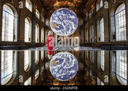 Installation artistique Gaia dans la salle peinte du Old Royal Naval College. Cette sculpture monumentale de la terre est réalisée à l'aide d'images de la NASA, Londres, Royaume-Uni Banque D'Images