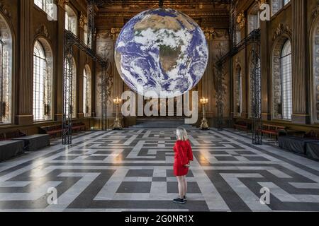 Installation artistique Gaia dans la salle peinte du Old Royal Naval College. Cette sculpture monumentale de la terre est réalisée à l'aide d'images de la NASA, Londres, Royaume-Uni Banque D'Images