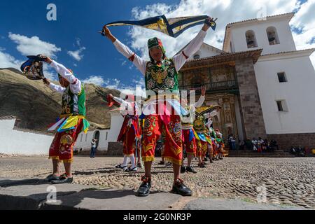 Danse folklorique péruvienne, avec des costumes colorés devant l'église de San Pedro Apôtre d'Andahuaylillas, Quispicanchi, près de Cusco, Pérou sur Octo Banque D'Images