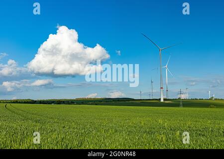 Paysage avec parc d'éoliennes en Allemagne Banque D'Images