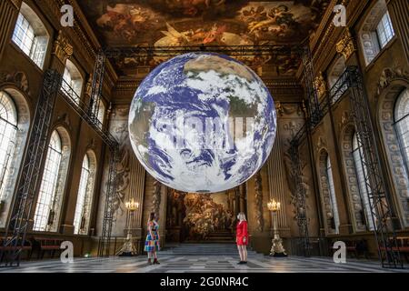 Installation artistique Gaia dans la salle peinte du Old Royal Naval College. Cette sculpture monumentale de la terre est réalisée à l'aide d'images de la NASA, Londres, Royaume-Uni Banque D'Images