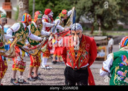 Danse folklorique péruvienne, avec des costumes colorés devant l'église de San Pedro Apôtre d'Andahuaylillas, Quispicanchi, près de Cusco, Pérou sur Octo Banque D'Images