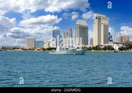 Un navire de guerre de la US Navy Pacific Fleet passe devant le centre-ville de San Diego en Californie Banque D'Images