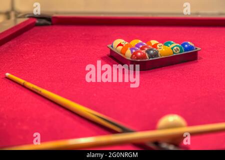 Table de billard rouge avec boules de billard dans le rack Banque D'Images