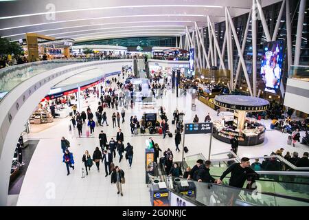 Budapest, Hongrie - 18 février 2020 : l'architecture de l'aéroport international Ferenc Liszt de Budapest et ses passagers. Aéroport Ferenc Liszt à Budape Banque D'Images