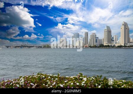 Vue de l'autre côté de la baie du centre-ville de San Diego depuis Coronado Island en Californie du Sud Banque D'Images