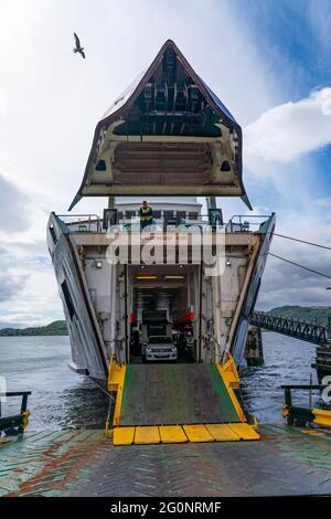 Le ferry Caledonian MacBrayne (CalMac) pour passagers de l'île d'Arran embarque au terminal de Kennacroig à l'arrivée d'Islay, Argyll et Bute Scotland, Royaume-Uni Banque D'Images