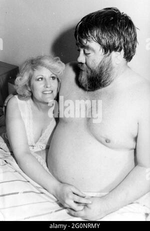 PUDICAN DU PUB LEOPOLD, PORTSMOUTH GEORGE EAST AVEC SA FEMME DONNA APRÈS LEUR LIT A TRAVERSÉ LE PLAFOND DU PUB PENDANT UN INTERLUDE ROMANTIQUE 1984 PIC MIKE WALKER, 1984 Banque D'Images