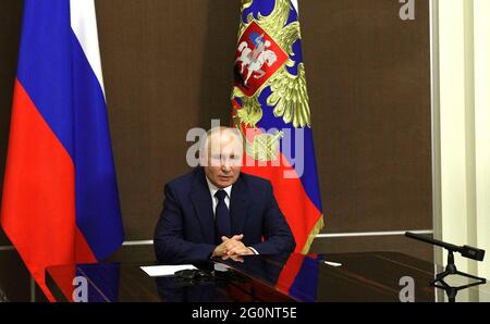 Le Président russe Vladimir Poutine organise une réunion vidéo-conférence avec les membres permanents du Conseil de sécurité de la résidence officielle Bocharov Ruchei au Cap Idokopas le 1er juin 2021 à Sotchi, en Russie. Banque D'Images