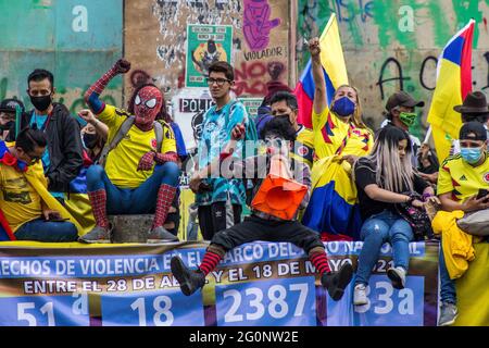 Bogotá, Cundinamarca, Colombie. 19 mai 2021. Un groupe de manifestants chantant et criant des slogans sur la Plaza de los Heroes (place des héros) pendant la manifestation.UN mois après le début de la grève nationale, les manifestants continuent de manifester dans les rues de la capitale colombienne, Bogotá et dans tout le pays pour s'opposer aux politiques gouvernementales et aux violences policières. De multiples manifestations et marches ont lieu chaque jour avec des milliers de personnes participant à la grève. Crédit : Antonio Cascio/SOPA Images/ZUMA Wire/Alay Live News Banque D'Images