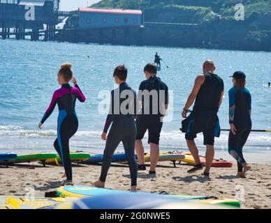 Cours de paddle-board à Tenby, pays de Galles, Royaume-Uni Banque D'Images