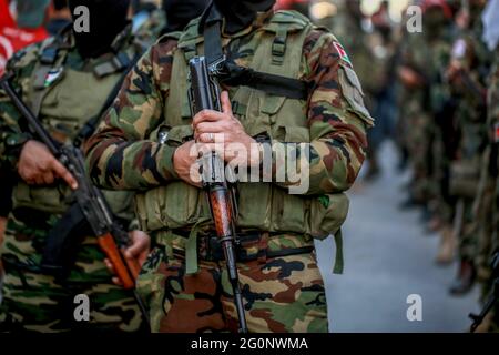 Gaza, Palestine. 02 juin 2021. Un militant armé vu pendant le défilé. Les militants palestiniens du Front populaire pour la libération de la Palestine (PFLP) défilent lors d'un rassemblement un peu plus d'une semaine après qu'un cessez-le-feu ait été atteint après une guerre de 11 jours entre le Hamas et Israël dans la ville de Gaza. Crédit : SOPA Images Limited/Alamy Live News Banque D'Images