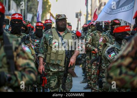 Gaza, Palestine. 02 juin 2021. Des militants armés masqués vus pendant la parade. Les militants palestiniens du Front populaire pour la libération de la Palestine (PFLP) défilent lors d'un rassemblement un peu plus d'une semaine après qu'un cessez-le-feu ait été atteint après une guerre de 11 jours entre le Hamas et Israël dans la ville de Gaza. Crédit : SOPA Images Limited/Alamy Live News Banque D'Images