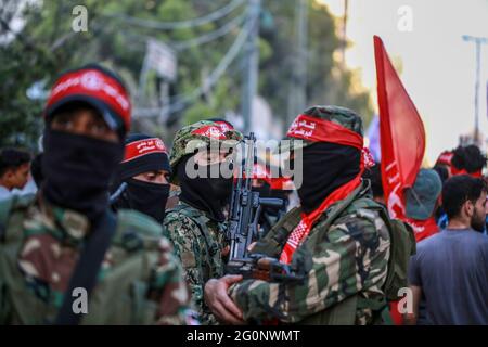 Gaza, Palestine. 02 juin 2021. Des militants armés masqués vus pendant la parade. Les militants palestiniens du Front populaire pour la libération de la Palestine (PFLP) défilent lors d'un rassemblement un peu plus d'une semaine après qu'un cessez-le-feu ait été atteint après une guerre de 11 jours entre le Hamas et Israël dans la ville de Gaza. Crédit : SOPA Images Limited/Alamy Live News Banque D'Images