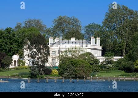 Le Holme est un grand manoir sur le bord du lac de canotage Regents Park Londres Banque D'Images