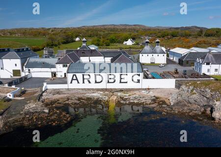 Vue aérienne de drone de la distillerie de whisky Ardbeg à Kildalton sur Islay , Inner Hebrides , Écosse, Royaume-Uni Banque D'Images