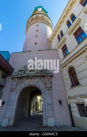 Tour de garde-feu avec la porte de Fidelity (Husegkapu), Sopron, Hongrie Banque D'Images