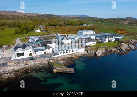 Vue aérienne de drone de la distillerie de whisky Ardbeg à Kildalton sur Islay , Inner Hebrides , Écosse, Royaume-Uni Banque D'Images