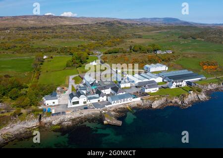 Vue aérienne de drone de la distillerie de whisky Ardbeg à Kildalton sur Islay , Inner Hebrides , Écosse, Royaume-Uni Banque D'Images