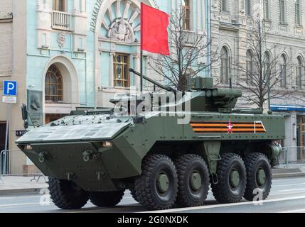 30 avril 2021 Moscou, Russie. Boomerang Armored personnel Carrier sur la rue Tverskaya à Moscou. Banque D'Images