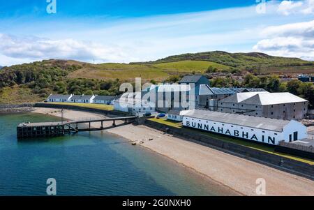 Vue aérienne depuis le drone de la distillerie de whisky de scotch Bunnahabhain de l'île d'Islay, dans les Hébrides intérieures, Écosse, Royaume-Uni Banque D'Images