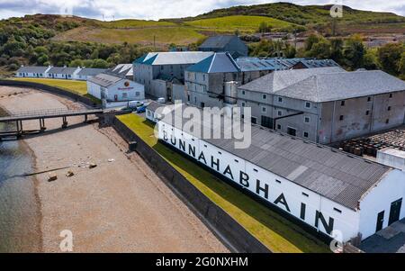 Vue aérienne depuis le drone de la distillerie de whisky de scotch Bunnahabhain de l'île d'Islay, dans les Hébrides intérieures, Écosse, Royaume-Uni Banque D'Images