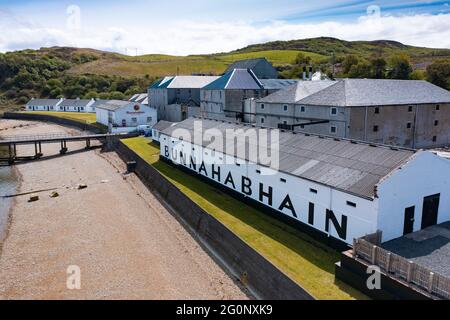 Vue aérienne depuis le drone de la distillerie de whisky de scotch Bunnahabhain de l'île d'Islay, dans les Hébrides intérieures, Écosse, Royaume-Uni Banque D'Images