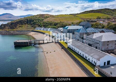 Vue aérienne depuis le drone de la distillerie de whisky de scotch Bunnahabhain de l'île d'Islay, dans les Hébrides intérieures, Écosse, Royaume-Uni Banque D'Images