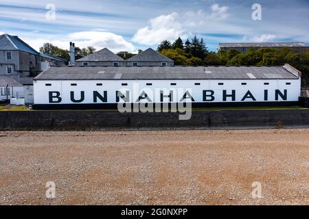 Vue aérienne depuis le drone de la distillerie de whisky de scotch Bunnahabhain de l'île d'Islay, dans les Hébrides intérieures, Écosse, Royaume-Uni Banque D'Images