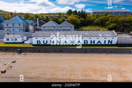 Vue aérienne depuis le drone de la distillerie de whisky de scotch Bunnahabhain de l'île d'Islay, dans les Hébrides intérieures, Écosse, Royaume-Uni Banque D'Images