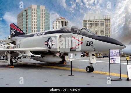Avion historique exposé sur le Flight Deck dans le musée du porte-avions USS Midway à San Diego, Californie Banque D'Images