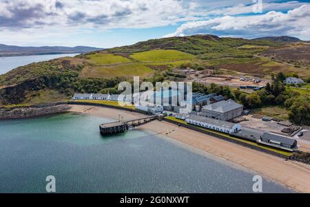 Vue aérienne depuis le drone de la distillerie de whisky de scotch Bunnahabhain de l'île d'Islay, dans les Hébrides intérieures, Écosse, Royaume-Uni Banque D'Images