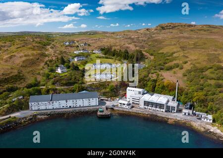 Vue aérienne du drone de la distillerie de whisky Scotch Caol Ila sur Islay, Inner Hebrides , Écosse, Royaume-Uni Banque D'Images