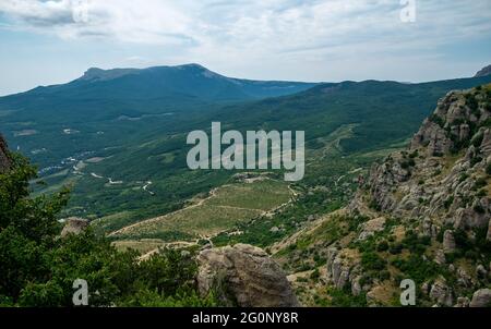 Vue sur le plateau de Chatyr-Dag depuis le sommet de la chaîne de montagnes Demerdzhi en Crimée. Banque D'Images