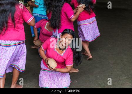 Des femmes indigènes Kichwa ou quechua dansent dans un village de la forêt amazonienne, parc national Yasuni, Équateur. Banque D'Images