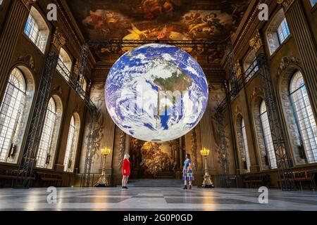 Gaia, une réplique rotative de 7m de large de l'installation de terre par Luke Jerram exposé dans le Painted Hall, Old Royal Naval College à Greenwich. Banque D'Images