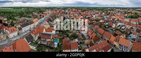 Vue panoramique sur la vieille ville de Juterbog depuis la hauteur du clocher de l'église Saint-Nicolas. Juterbog, Allemagne. Banque D'Images