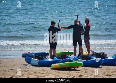 Cours de paddle-board à Tenby, pays de Galles, Royaume-Uni Banque D'Images