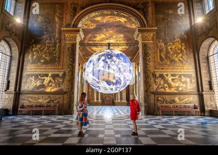 Gaia, une réplique rotative de 7m de large de l'installation de terre par Luke Jerram exposé dans le Painted Hall, Old Royal Naval College à Greenwich. Banque D'Images