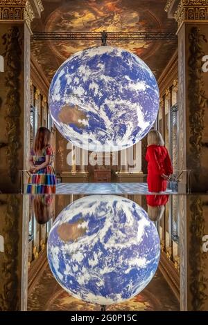 Gaia, une réplique rotative de 7m de large de l'installation de terre par Luke Jerram exposé dans le Painted Hall, Old Royal Naval College à Greenwich. Banque D'Images