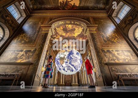 Gaia, une réplique rotative de 7m de large de l'installation de terre par Luke Jerram exposé dans le Painted Hall, Old Royal Naval College à Greenwich. Banque D'Images