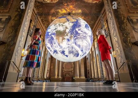 Gaia, une réplique rotative de 7m de large de l'installation de terre par Luke Jerram exposé dans le Painted Hall, Old Royal Naval College à Greenwich. Banque D'Images