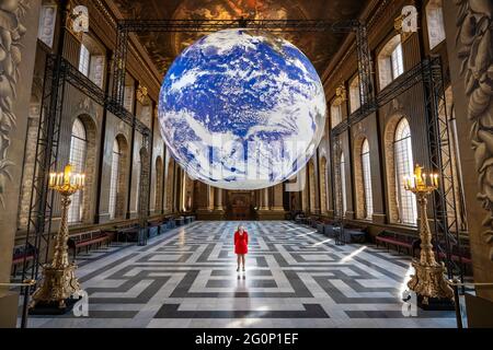 Gaia, une réplique rotative de 7m de large de l'installation de terre par Luke Jerram exposé dans le Painted Hall, Old Royal Naval College à Greenwich. Banque D'Images