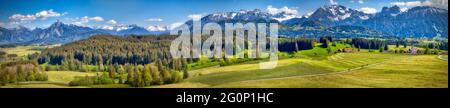 DE - BAVIÈRE/SOUABE: Panorama alpin Allgäu en regardant de Schossberg à Eisenberg avec Füssen et le château de Neuschwanstein à gauche de l'image (HDR) Banque D'Images