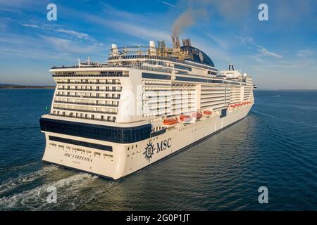 Navire de croisière MSC Virtuosa quittant le port de Southampton avec des passagers. MSC Virtuosa est une classe plus, possédée et exploitée par MSC Cruises Banque D'Images