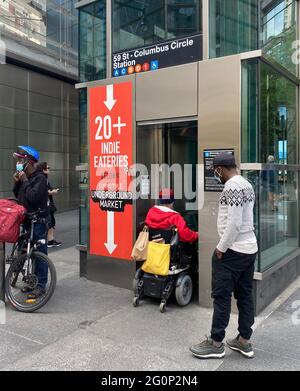 Un homme handicapé en fauteuil roulant utilise l'ascenseur de la rue pour entrer dans la station de métro de Columbus Circle à Manhattan, New York. Avec seulement 25 % de ses 472 stations accessibles, le MTA a déclaré qu'il espère rendre le système de métro de New York accessible à 100 % d'ici 2034 grâce au programme Fast Forward Banque D'Images