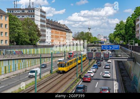 Autoroute A40, Ruhrschnellweg, dans le passage à Essen, barrage de bruit, tramway, métro Ruhrbahn, NRW, Allemagne Banque D'Images